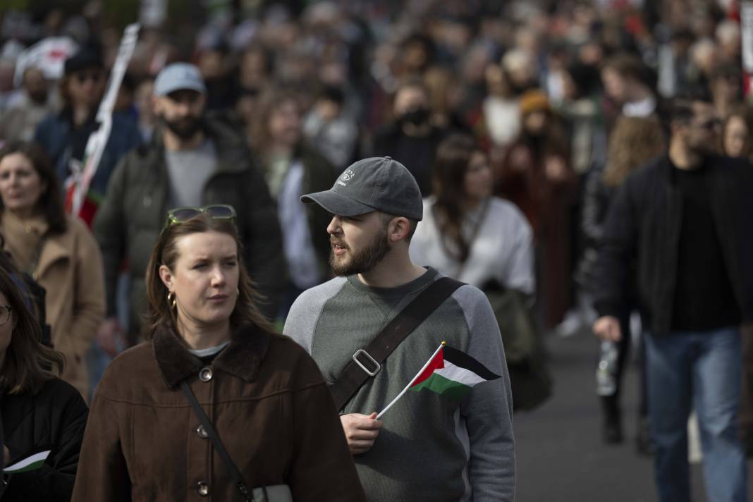Londra ve Saraybosna'da İsrail protestosu! Binlerce kişi sokaklara döküldü 15